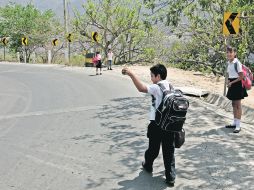 Alumnos de la escuela primaria “Pedro Ogazón”, se quejan por que el calor de Santa Rosa, en Amatitán, no los deja ni pensar.  /