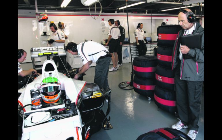 Sergio Pérez aguarda en los pits del circuito Gilles Villeneuve, previo a la primera práctica el año pasado. SAUBER MOTORSPORT  /
