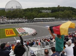 En la foto un aficionado alemán alienta a Sebastián Vettel que resultó el segundo más rápido del viernes. AP  /
