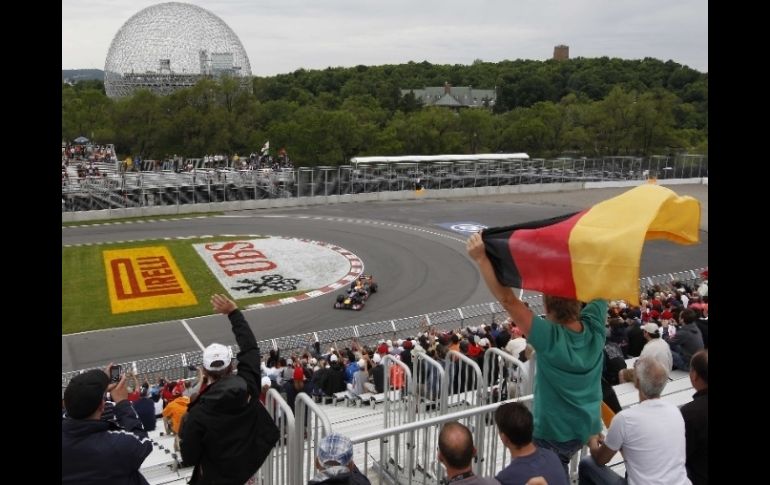 En la foto un aficionado alemán alienta a Sebastián Vettel que resultó el segundo más rápido del viernes. AP  /