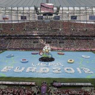 Con sencillez y colorido se inaugura la Eurocopa 2012