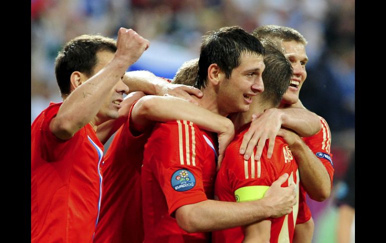 El jugador ruso Alan Dzagoev (c) celebra con sus compañeros el primero de sus goles ante la República Checa. EFE  /