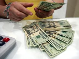 La menor cotización  del billete a la compra fue de 13.40 pesos en plazas de Tijuana. ARCHIVO  /