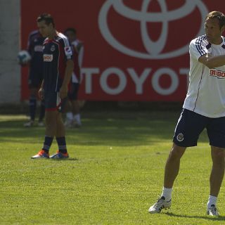 Aumenta pelea por un puesto en Chivas