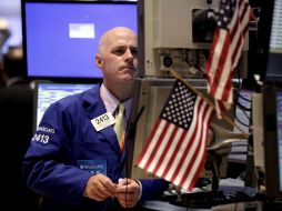Los operadores trabajan en el piso de la Bolsa de Nueva York. AP  /