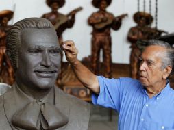 Salvador Andrade detalla un busto en plastilina del cantante. Cocula pretende colocar este este monumento en un corredor turístico. EFE  /