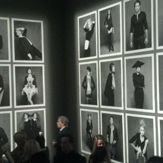 La chaqueta negra de Chanel protagoniza exposición en NY