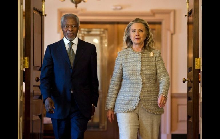 Hillary Clinton y Kofi Annan antes su reunión sobre la crisis en Siria en el Departamento de Estado en Washington, EU. EFE  /