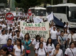 Jóvenes marchan en apoyo de Aristóteles Sandoval y Enrique Peña Nieto.  /