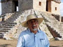 El arqueólogo Rubén Maldonado en el lugar donde fueron encontrados enseres mortuorios con antigüedad de mil años. EFE  /