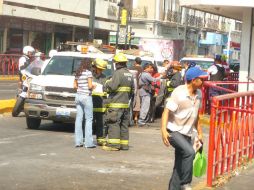 En el lugar, se encuentra bomberos y Policía de Guadalajara y de la Comisión Federal de Electricidad, resguardando la zona.  /