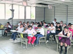 Una clase en la Primaria “Ricardo Flores Magón”, uno de los planteles que carece de la incorporación al drenaje.  /