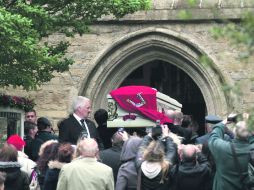 El funeral fue un servicio sobrio y clásico, y el carruaje tirado por caballos permitió que los seguidores pudieran despedirse. AP  /