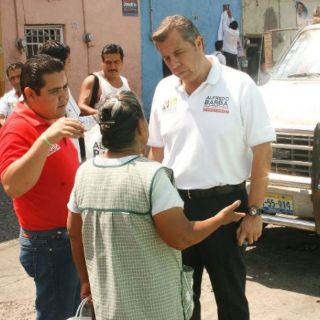 Alfredo Barba recorre calles de Tlaquepaque