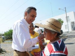Contacto ciudadano. Fernando Garza hizo varios compromisos ante habitantes de la colonia Arroyo Hondo. ESPECIAL  /
