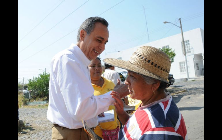 Contacto ciudadano. Fernando Garza hizo varios compromisos ante habitantes de la colonia Arroyo Hondo. ESPECIAL  /