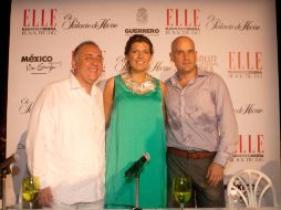 Sara Galindo, con Javier Rivera, director del Grupo Expansión, y Javier Aluni, secretario de Turismo de Guerrero. NTX  /