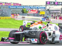 Sergio Pérez batalló con los neumáticos y la puesta a punto de su monoplaza durante la segunda sesión. AFP  /