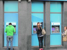 En la imagen, usuarios retiran dinero de un banco en Madrid.  /