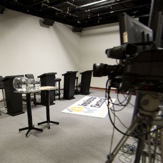 Por debate entre candidatos, grúas retiran autos sobre Reforma