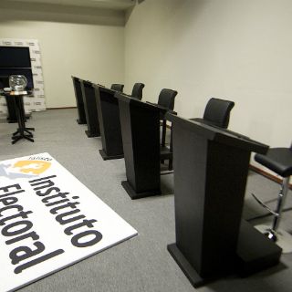 Llega presidente del IFE al debate estatal