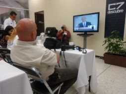 Miembros de la sala de prensa observan el debate entre los candidatos en una sala que dispuso el IEPC.  /