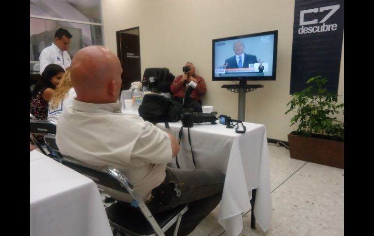 Miembros de la sala de prensa observan el debate entre los candidatos en una sala que dispuso el IEPC.  /