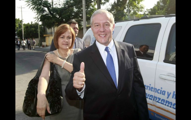 El candidato del PAN, Fernando Guzmán, a su llegada para el segundo debate de los candidatos a la gubernatura de Jalisco. NOTIMEX  /