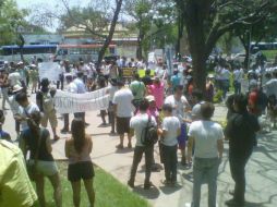 Según bomberos tapatíos, alrededor de 500 jóvenes integran la marcha, que comenzó desde las 14:00 horas.  /