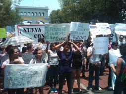Jóvenes de #YoSoy132 se preparan en Avenida Vallarta para iniciar su recorrido al Parque Rojo y el de Las Estrellas.  /