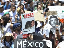 Miles de personas marchan con pancartas contra el candidato Enrique Peña Nieto en la Ciudad de México. EFE  /