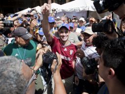 El líder opositor venezolano Henrique Capriles Radonski (C) antes de registrarse en el Centro Nacional Electoral. AFP  /