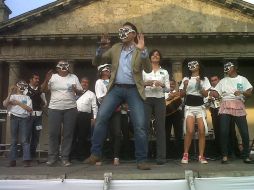 Con un ambiente musical, los seguidores de Nueva Alianza se manifiestan.  /