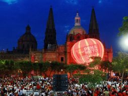 Durante el debate, a espaldas de la catedral tapatía, se infló un globo aerostático con el nombre de Peña Nieto en él.  /