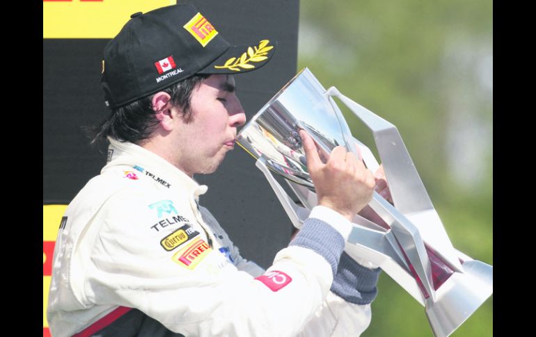 Sergio Pérez festeja en el podio de Montreal. AFP  /