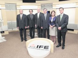 Los candidatos a la presidencia de México, junto con Javier Solórzano, moderador, y Leonardo Valdés, presidente del IFE. EFE  /