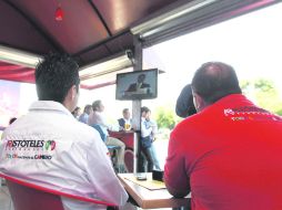 Militantes de partidos y ciudadanos en general vieron la transmisión en sitios públicos.  /