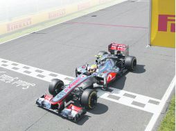 Lewis Hamilton cruza la meta y termina en primer lugar del GP de Canadá. REUTERS  /