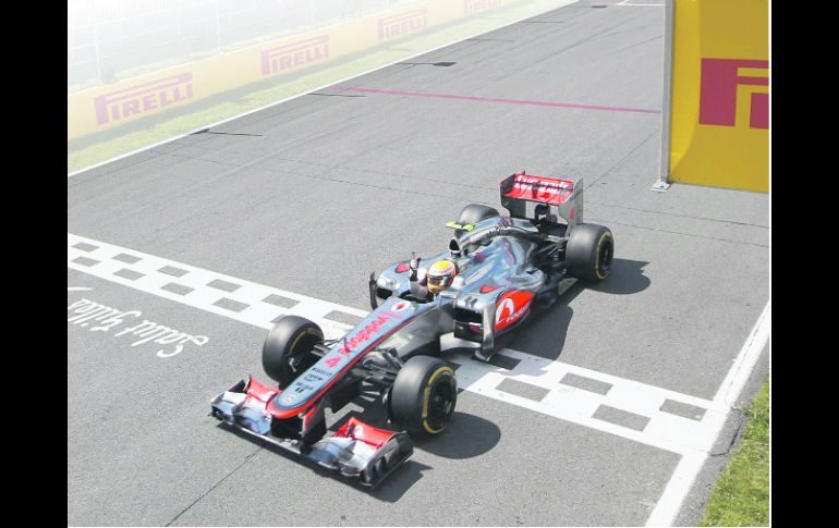 Lewis Hamilton cruza la meta y termina en primer lugar del GP de Canadá. REUTERS  /