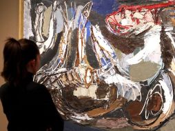 Una mujer observa El caballo moribundo (1956), del artista Karel Appel, en el museo Bellas Artes de Bilbao. EFE  /