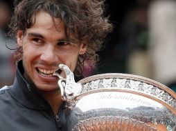 Rafael Nadal luce sonriente junto al trofeo del torneo francés. AFP  /
