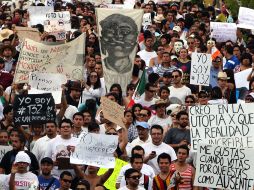 Miembros del movimiento se manifiestan tras el debate presidecial. AFP  /