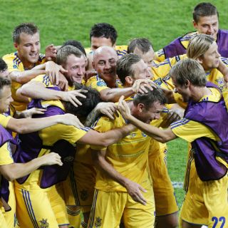 De cabeza, Shevchenko le da el triunfo a Ucrania