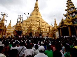 Una multitud se reunió para protestar en contra de los disturbios provocados el pasado viernes. EFE  /