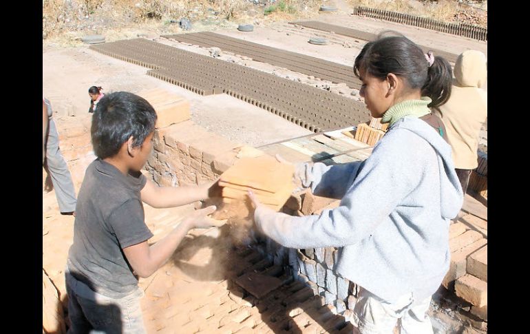 Cifras divulgadas por la OIT el año pasado indican que en el mundo existen unos 215 millones de menores trabajadores. ARCHIVO  /
