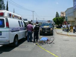Es un hombre de aproximadamente 50 años de edad, vestía pantalón de mezclilla azul, una camisa café y zapatos negros.  /