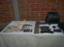 ''El Tache'' llevaba  un fusil AK-47, 490 gramos de crystal, teléfonos celulares y transportaba 81 mil 700 pesos.  /