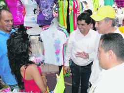 Fernando Garza visita un comercio en Miravalle en donde se reunió con vecinos a quienes habló de mejoras ambientales.ESPECIAL  /