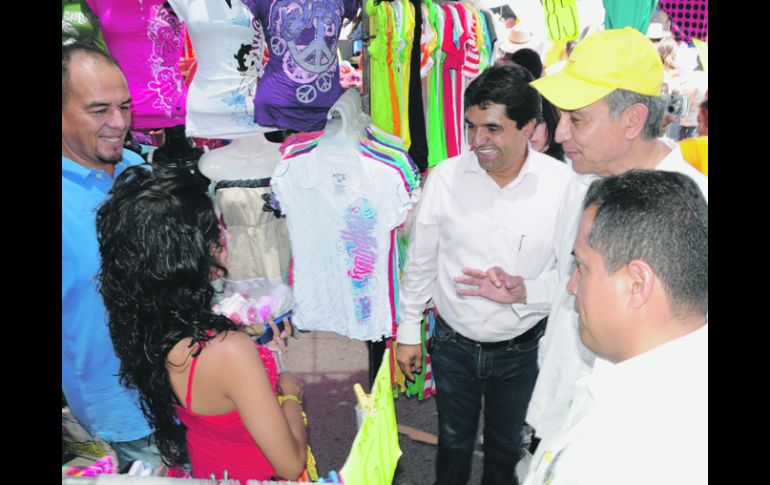 Fernando Garza visita un comercio en Miravalle en donde se reunió con vecinos a quienes habló de mejoras ambientales.ESPECIAL  /