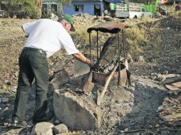 Su trabajo es vigilar que ardan para evitar peligros por los gases de la basura, que son contaminantes, pero también flamables.  /